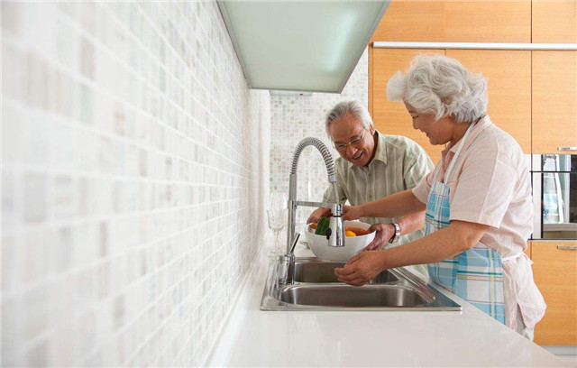 Este diseño de cocina hace que las personas mayores se sientan más cómodas y cómodas al cocinar.