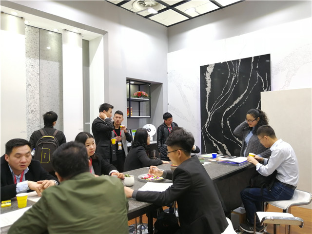 Ven al stand de ViviMarbles en la Feria de Piedras de Xiamen 2018 y conoce la piedra de cuarzo con aspecto de mármol veteado.