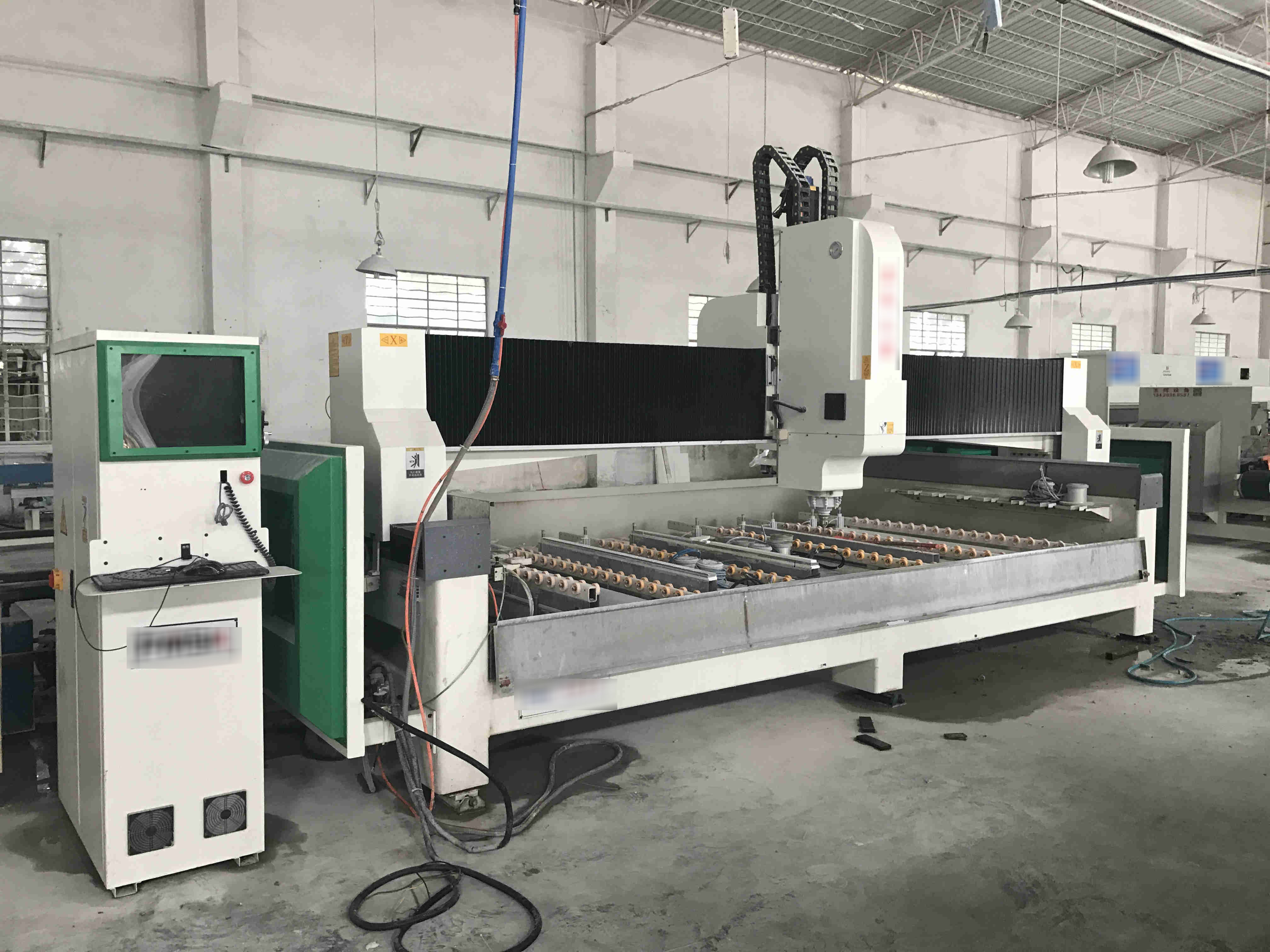 Acelerando la automatización de la fabricación de piedra de cuarzo El primer lote de equipos de fabricación de piedra de cuarzo ingresa al centro de capacitación experiencial